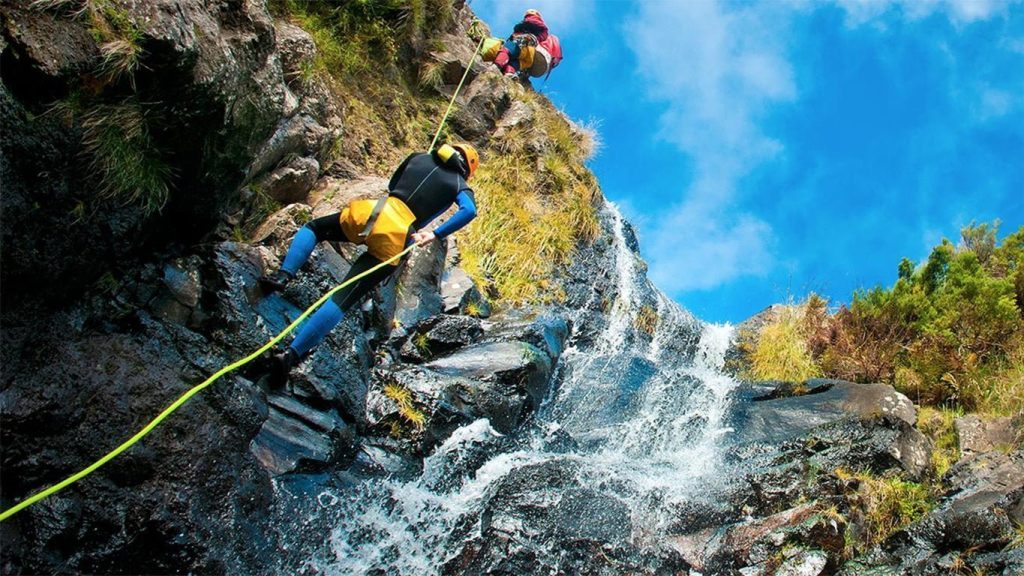experience-canyoning-2