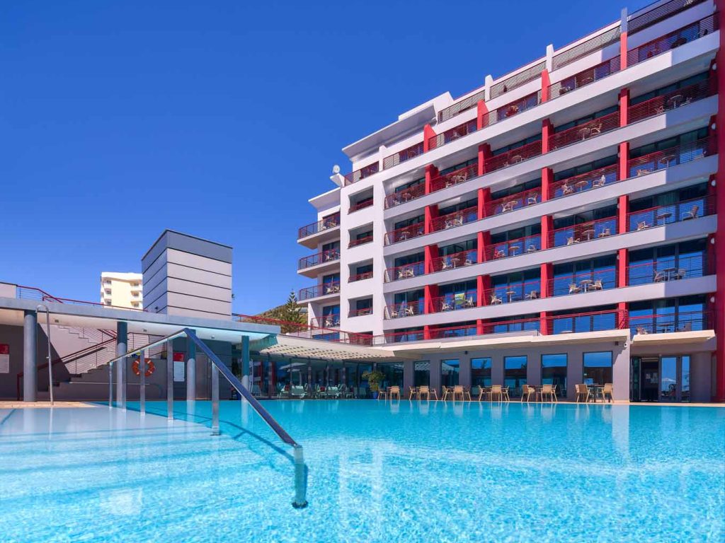 hotel-fourviews-monumental-pool-outside-3